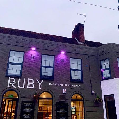 Oyo Ruby Pub & Hotel Brighton Bagian luar foto