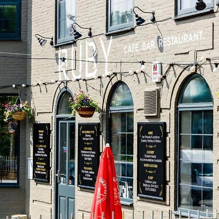 Oyo Ruby Pub & Hotel Brighton Bagian luar foto