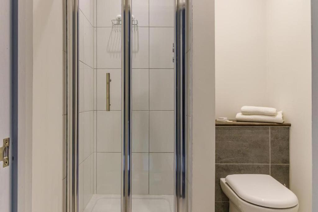 Oyo Ruby Pub & Hotel Brighton Bagian luar foto