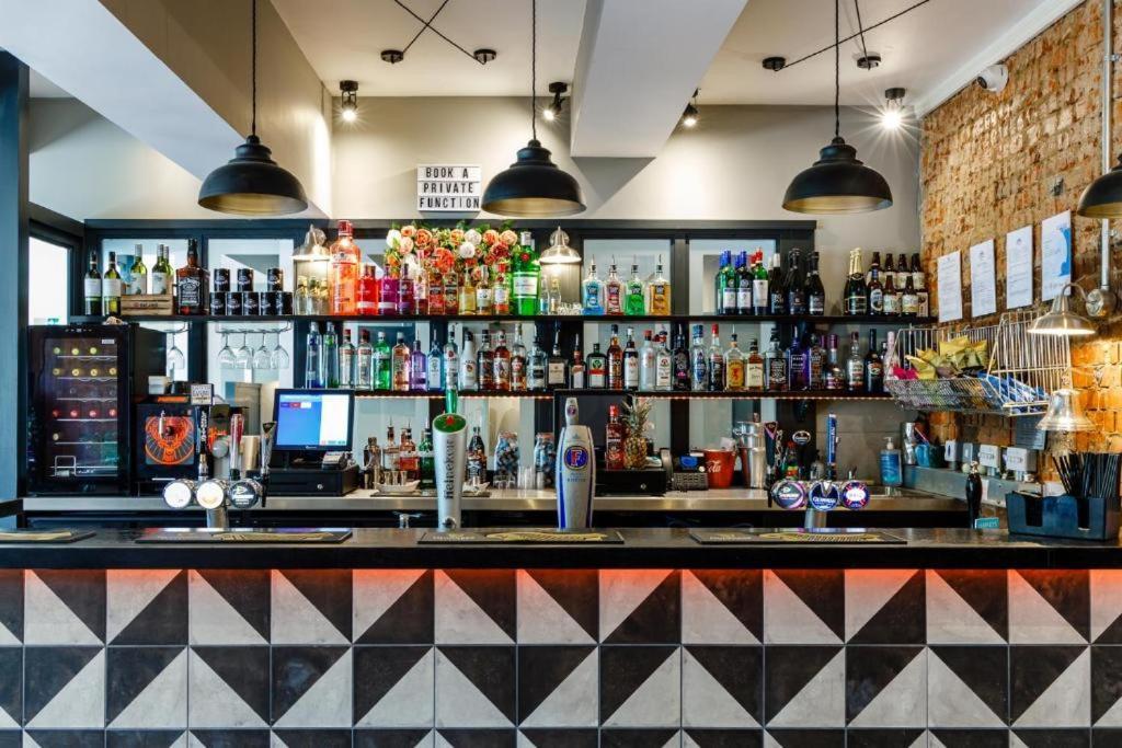 Oyo Ruby Pub & Hotel Brighton Bagian luar foto